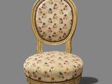une image d'une chaise dont l'assise est recouverte d'un rembourrage floral