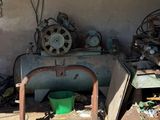 une petite table sur laquelle se trouve un seau vert, dans un garage