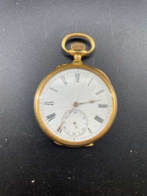 une montre de poche en or avec des chiffres romains
