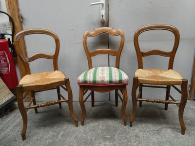 trois chaises en bois avec une assise et un dossier rayés