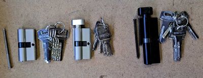 de nombreuses clés, des stylos et un briquet éparpillés par terre