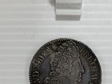 une pièce d'argent portant une tête de femme et une couronne