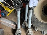 un tas d'outils et un pneu dans un garage