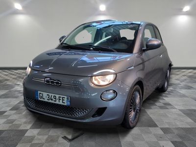 une petite voiture garée sur un sol en damier