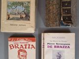 trois livres sont posés sur une table les uns à côté des autres