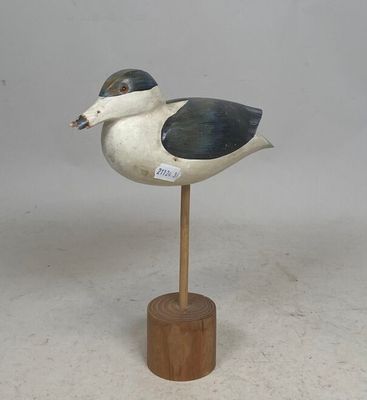 un oiseau perché sur un socle en bois