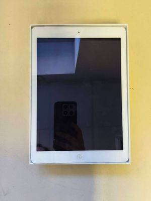 une image montrant une personne en train de prendre une photo d'un iPad
