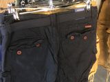 un jean noir suspendu à un portant dans un magasin de vêtements