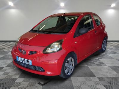une photo d'une Smart rouge garée dans un garage