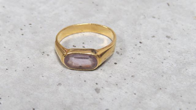 Bague en or jaune 750 millièmes ornée au centre d'une améthyste d...