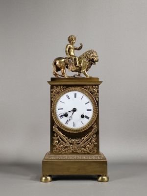 une horloge en or surmontée d'une statue représentant un homme à cheval