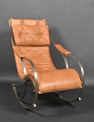 un fauteuil à bascule en cuir marron sur fond gris