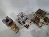 trois petites figurines en porcelaine représentant des éléphants et un cheval