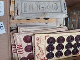 une boîte en carton remplie d'une multitude de boutons de toutes sortes