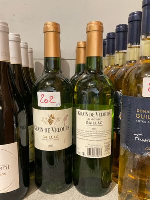 plusieurs bouteilles de vin sont alignées sur un comptoir