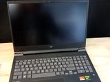 un ordinateur portable ouvert posé sur une table en bois