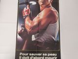L'affiche du film « Le Contrat » est posée sur une table.
