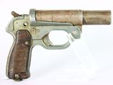 un pistolet posé sur une table
