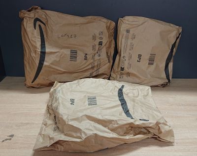 deux sacs de provisions posés par terre l'un à côté de l'autre