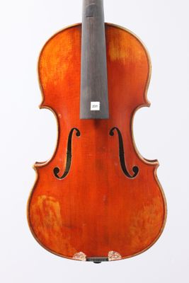 gros plan d'un violon avec un archet sur fond blanc