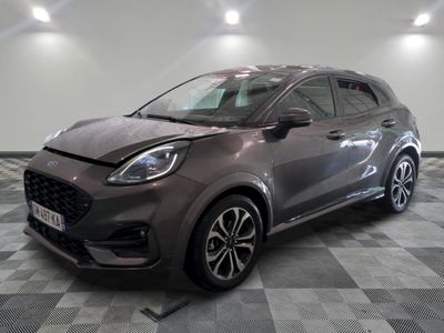 La nouvelle Ford Kadgo est garée dans un showroom.