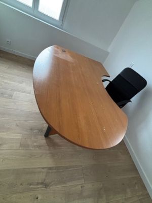 une table en bois avec une chaise noire à côté