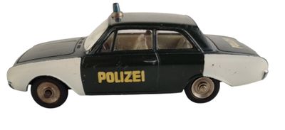 une petite voiture de police posée sur une surface blanche