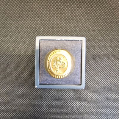 une pièce d'or posée dans une boîte sur une table