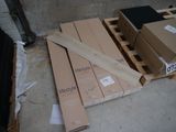 de nombreux cartons posés par terre à côté d'une palette
