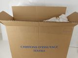 une boîte en carton posée sur une table