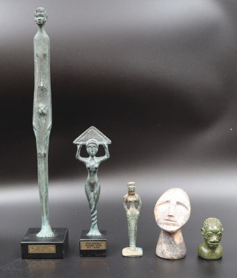 plusieurs statues de formes et de tailles variées posées sur une surface noire