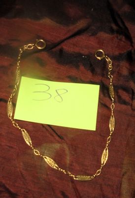 un morceau de papier jaune auquel est attachée une chaîne