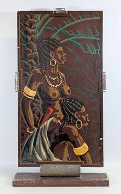 une image représentant un tableau d'une femme, posée sur un socle en bois