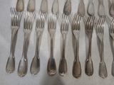 plusieurs fourchettes et cuillères disposées sur une table