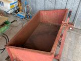 une boîte rouge posée par terre