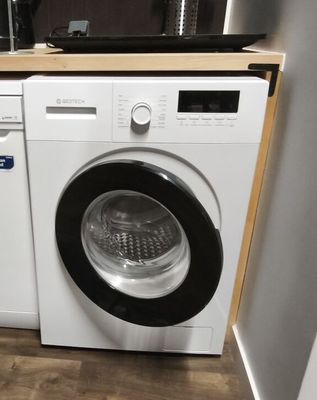 un lave-linge et un sèche-linge dans une petite pièce