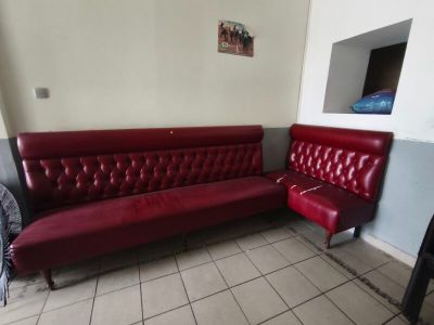 un canapé rouge et un fauteuil rouge dans une pièce