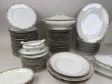 beaucoup d'assiettes empilées les unes sur les autres sur la table
