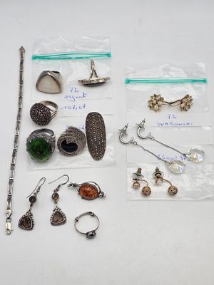 un grand nombre d'objets posés sur une table