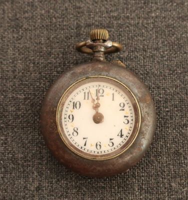 une montre de poche posée sur une table