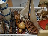 un panier blanc rempli d'objets divers posé sur une table