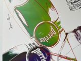 une personne tenant une bouteille de bière et un dessin sur un bout de papier