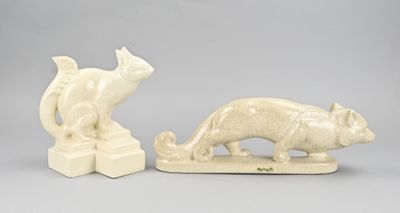 une paire de figurines en céramique blanche représentant un chat et un chien