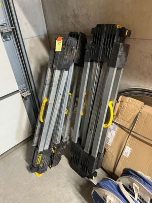 beaucoup d'outils qui traînent par terre dans le garage