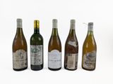 six bouteilles de vin sont alignées sur une surface blanche