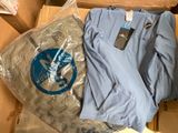 une chemise bleue et une chemise bleue dans une boîte