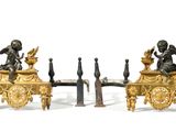 paire de figurines anciennes en bronze représentant des chérubins, posées sur une table