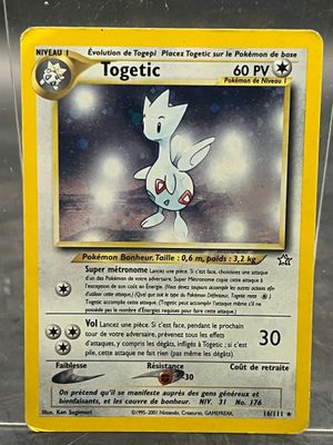gros plan d'une carte pokemon sur une table