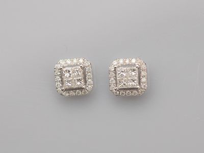 une paire de boucles d'oreilles en diamant
