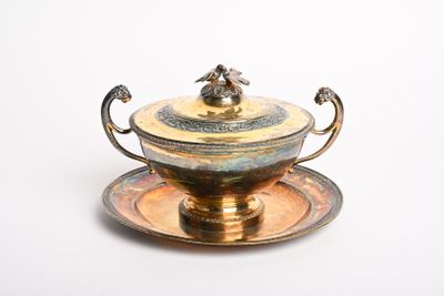 un plateau en argent et or orné d'un oiseau